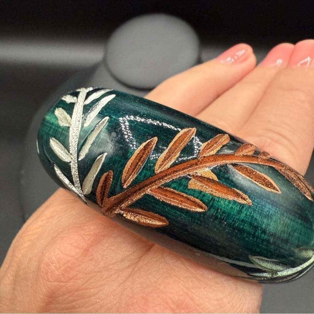Pretty Emerald Green Etched Leaf Bangle Bracelet with Golden Yellow Interior